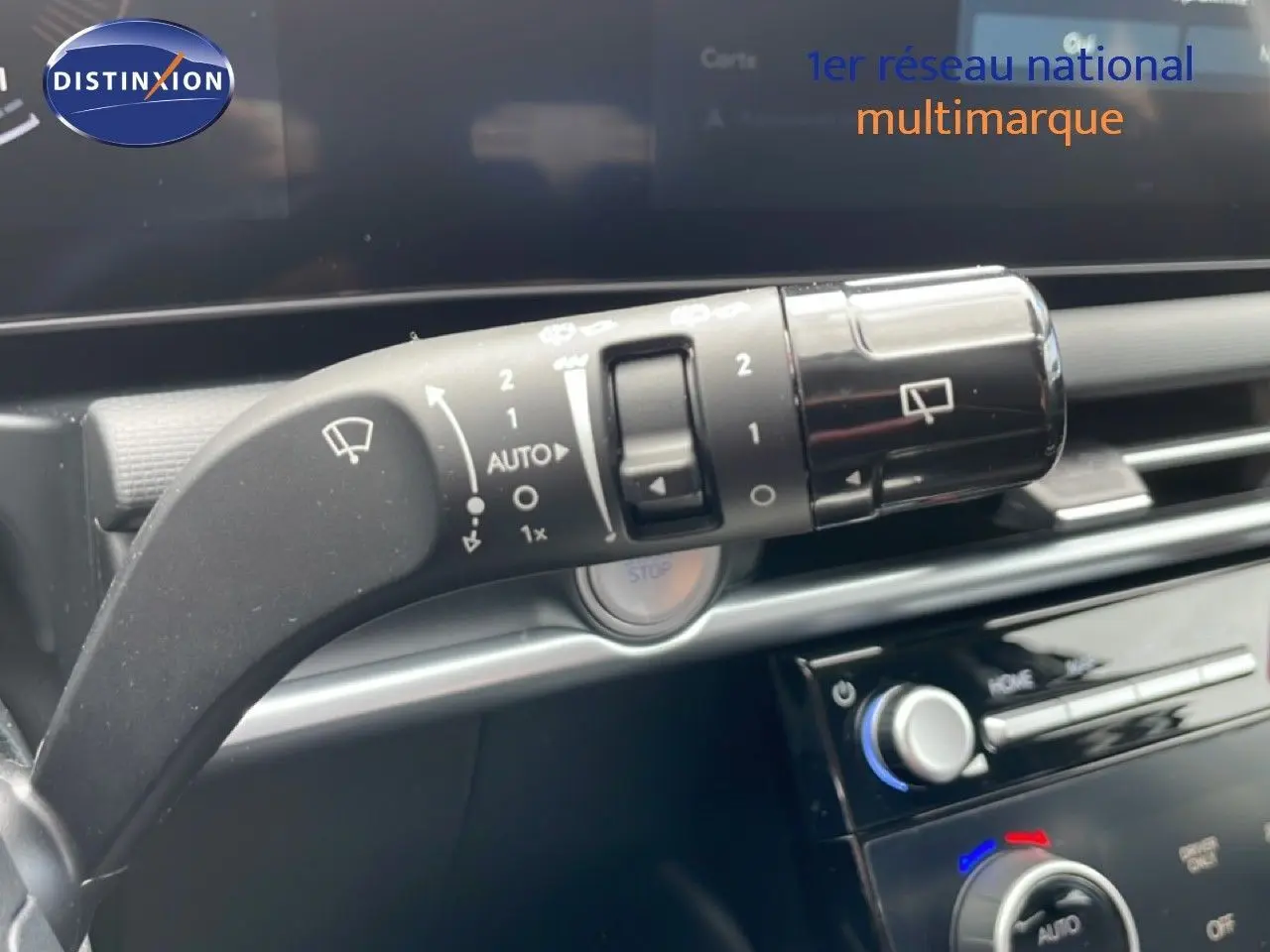 Gros plan sur la commande d’essuie-glace à gauche du tableau de bord d’un Hyundai Tucson blanc Atlas 2026.