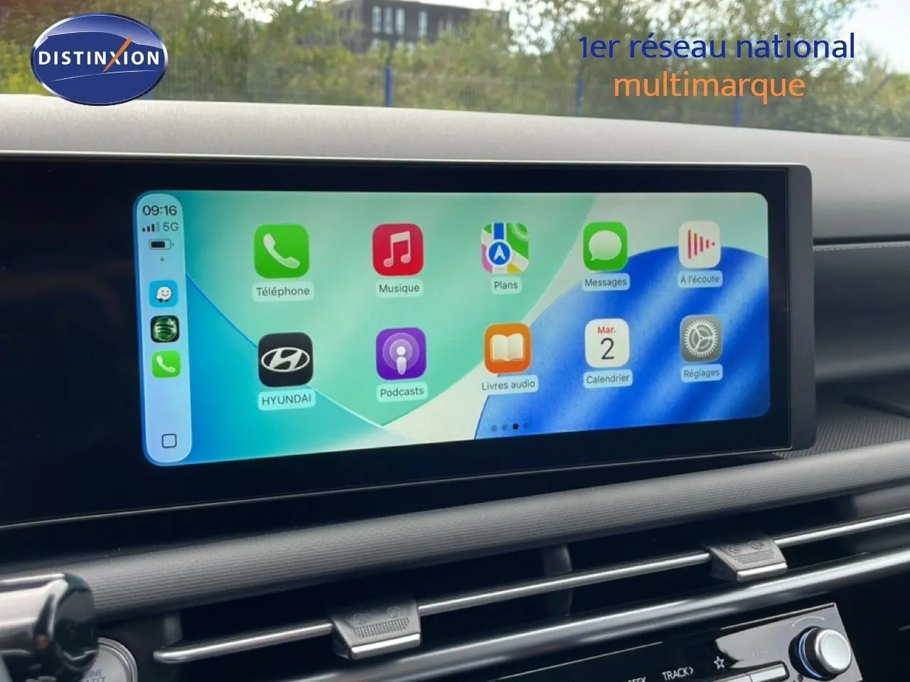 Écran tactile central du Hyundai Tucson 2026 affichant les applications connectées, intérieur moderne en noir.