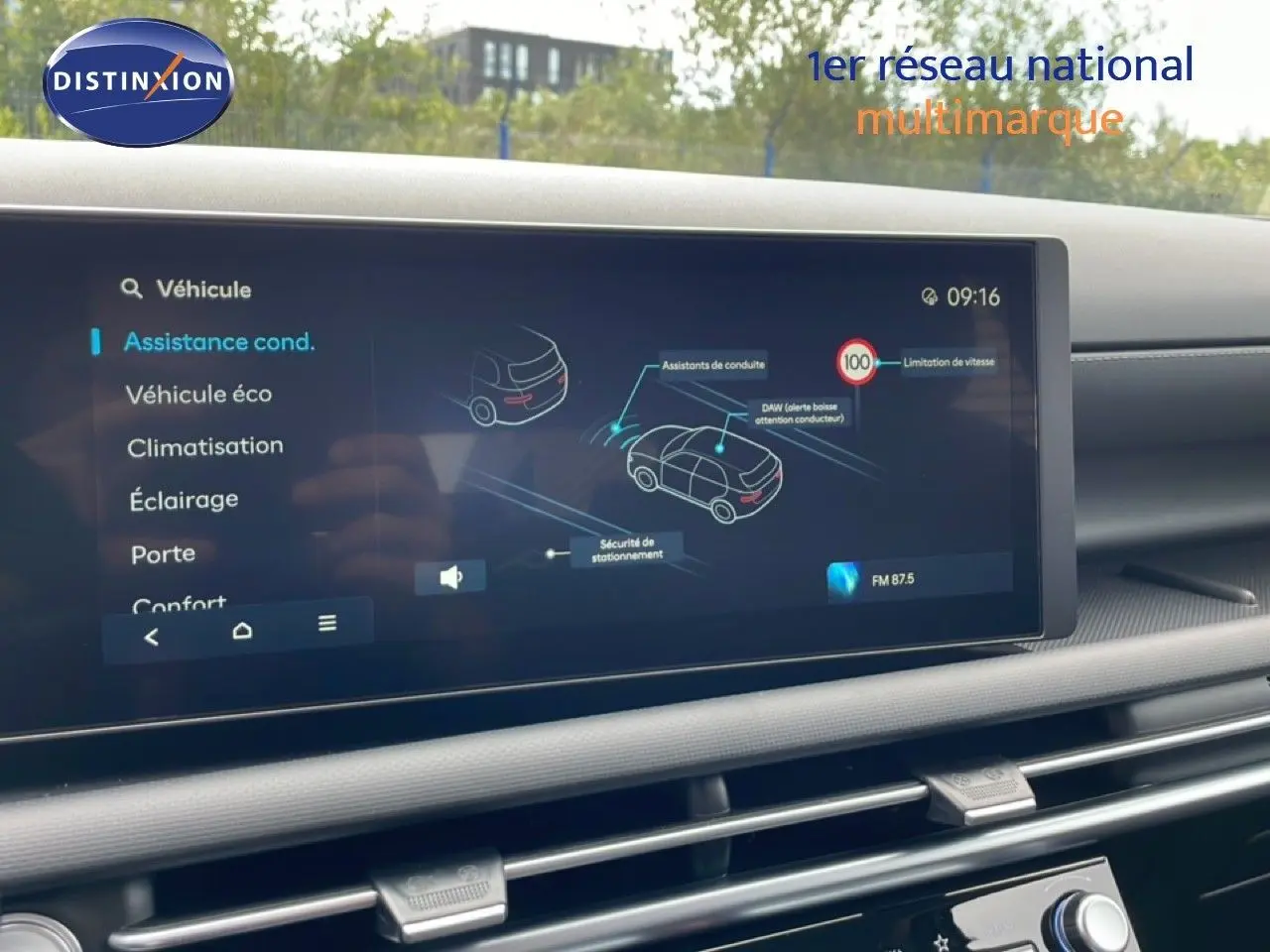 Écran tactile du tableau de bord du Hyundai Tucson 2026 montrant les options d'assistance à la conduite.