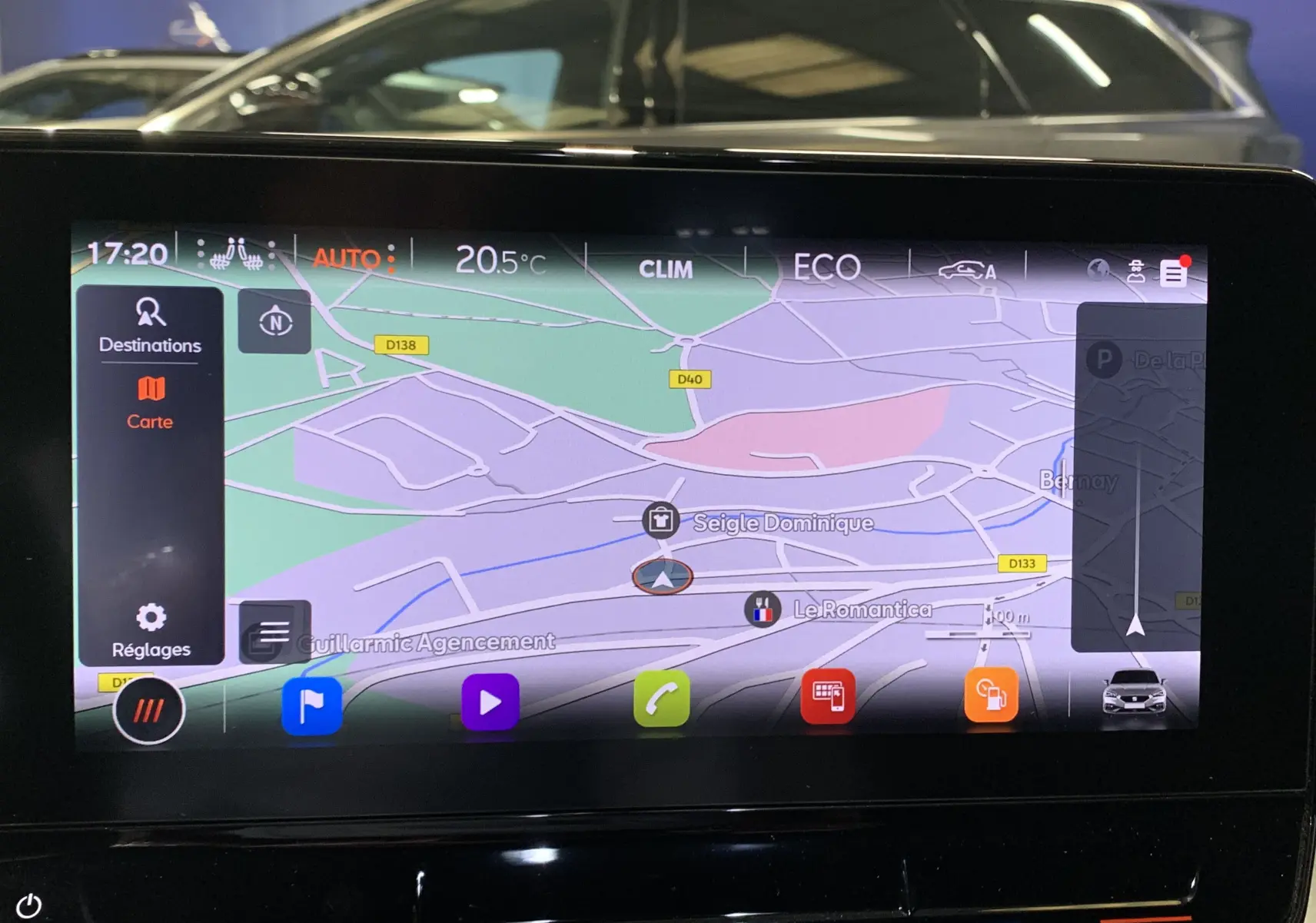 Écran tactile de navigation du tableau de bord d'une SEAT Leon gris, affichant une carte détaillée et des icônes colorées.