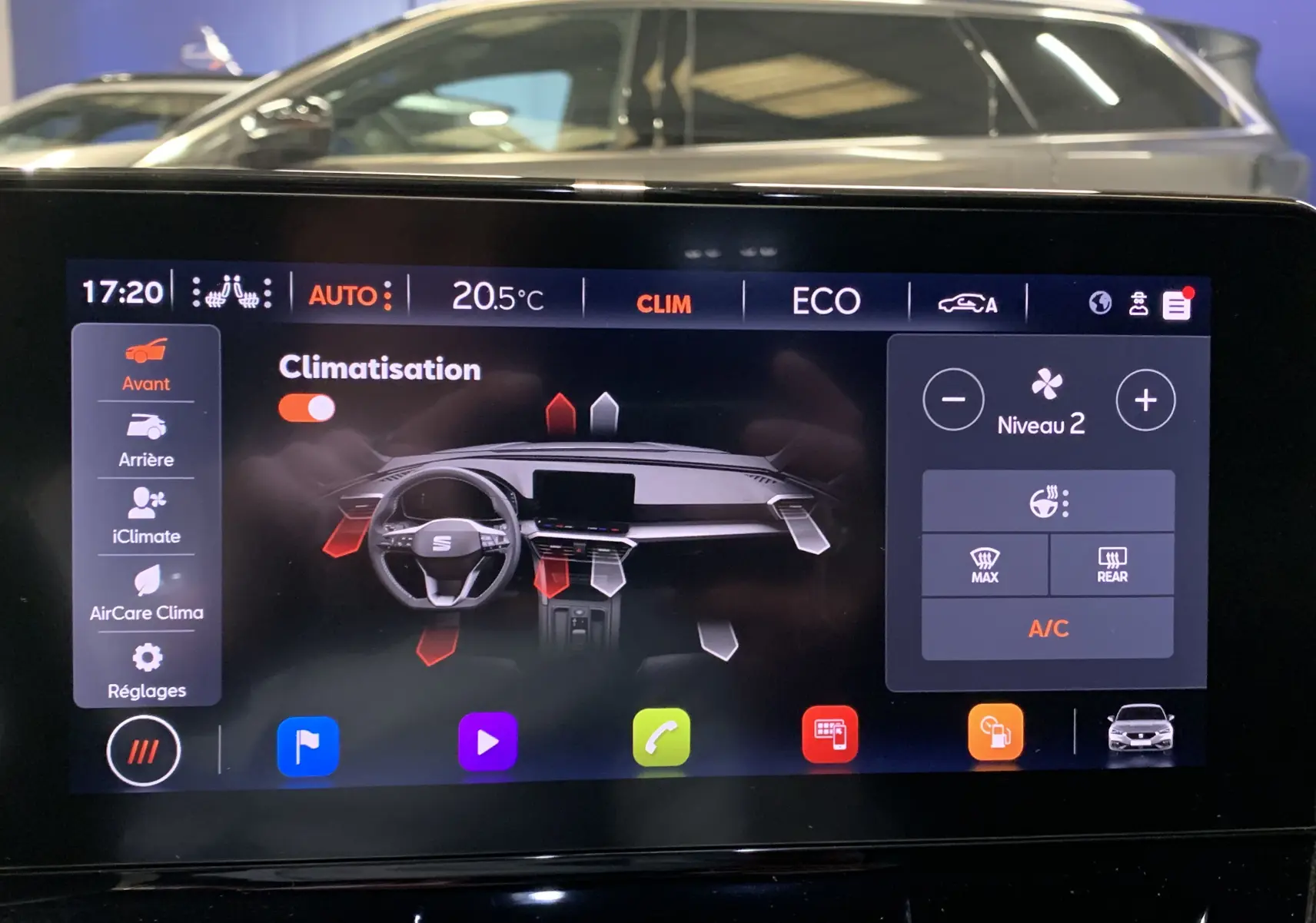 Écran tactile intérieur du SEAT Leon E-HYBRID 204 FR montrant les réglages de climatisation à 20,5°C.