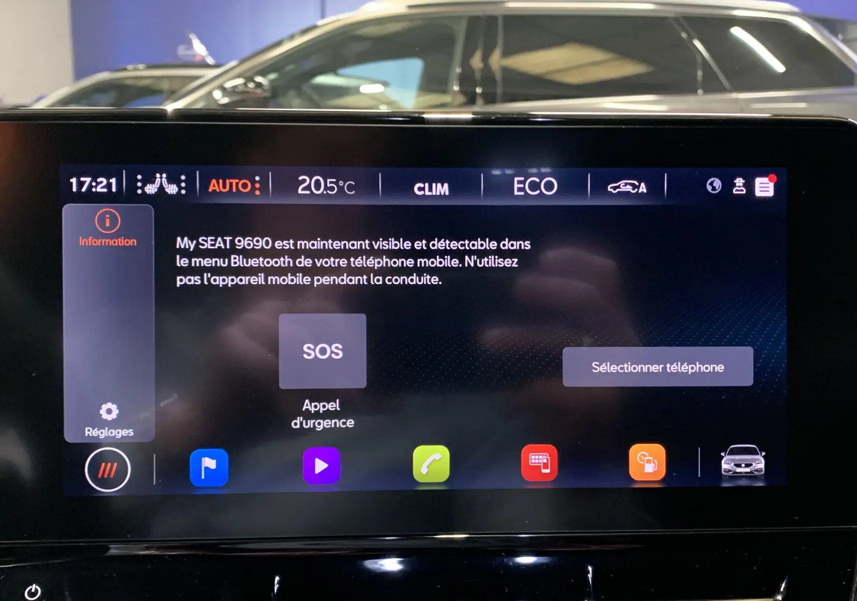 Écran tactile du système multimédia de la SEAT Leon gris, affichant le menu Bluetooth et options d'urgence.