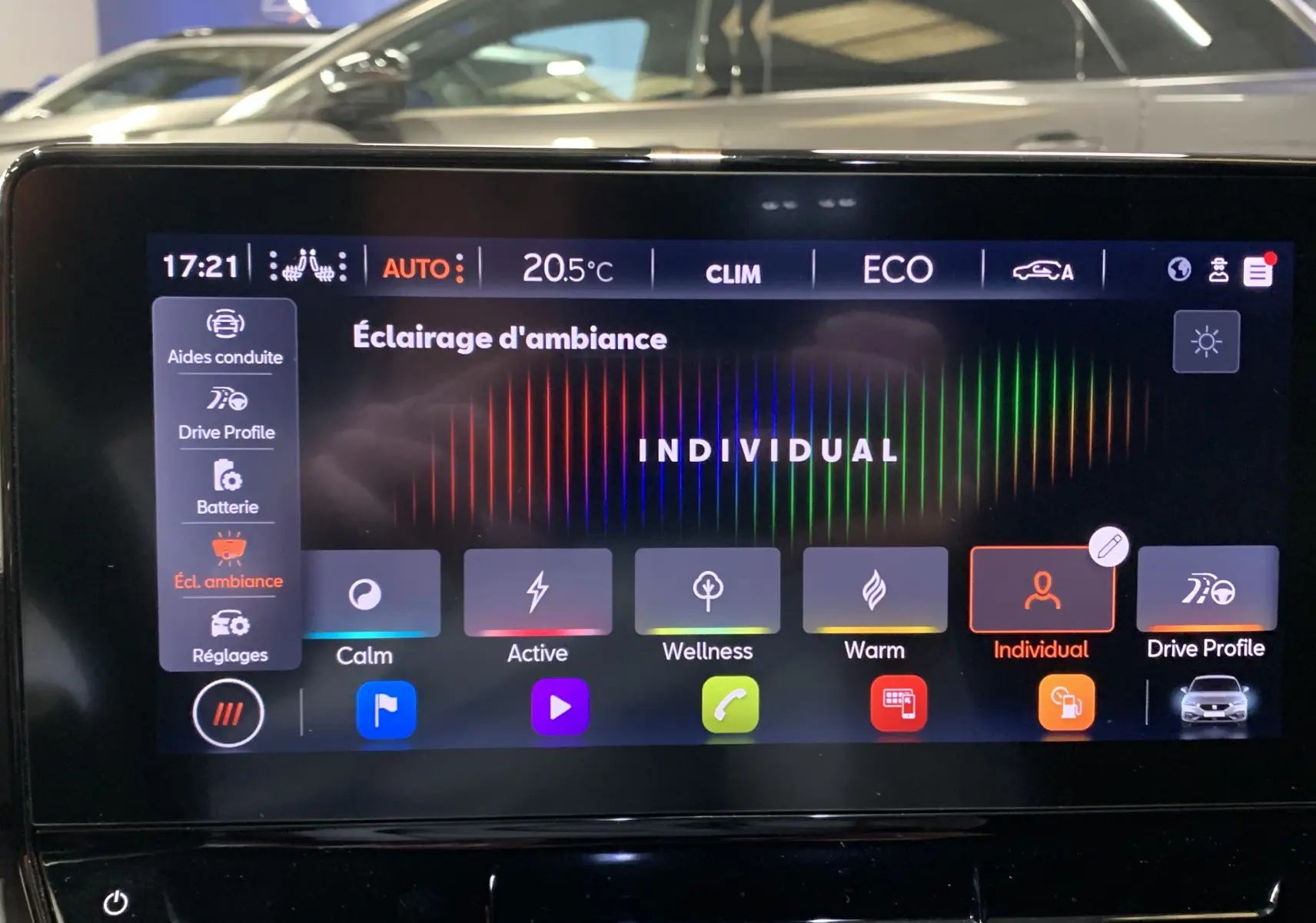 Écran tactile intérieur du SEAT LEON E-HYBRID 204 FR DSG6 montrant les réglages d'éclairage d'ambiance en mode Individual.
