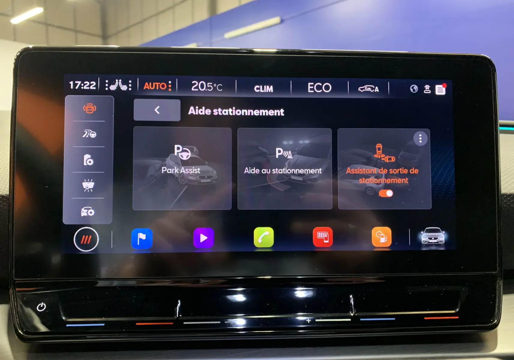 Écran tactile central du tableau de bord du SEAT Leon E-HYBRID 204 FR DSG6 affichant l'aide au stationnement en mode ECO.