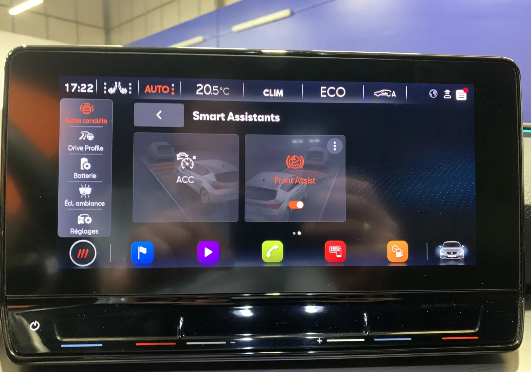 Écran tactile intérieur du SEAT LEON E-HYBRID 204 FR DSG6 2020 montrant les assistants de conduite en mode ECO.
