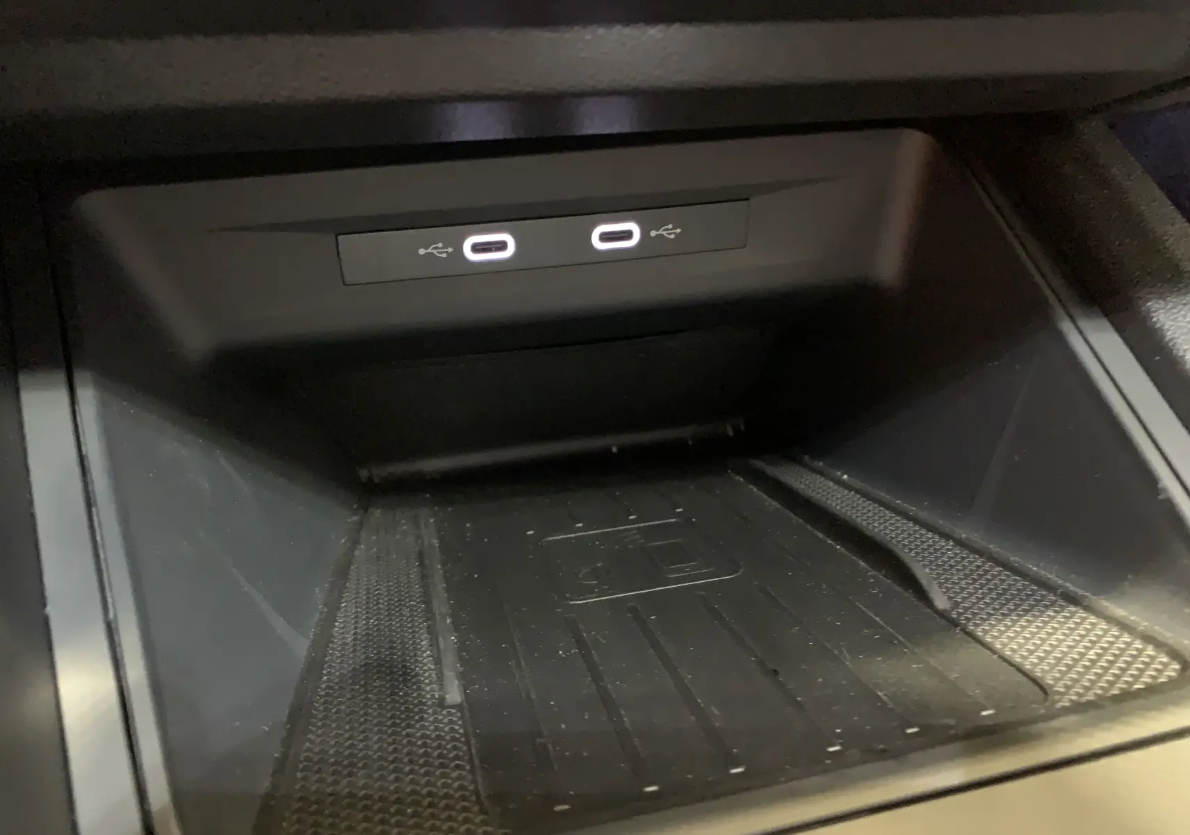 Gros plan sur la zone de rangement avant avec deux ports USB-C éclairés dans la SEAT LEON E-HYBRID 204 FR DSG6 2020.