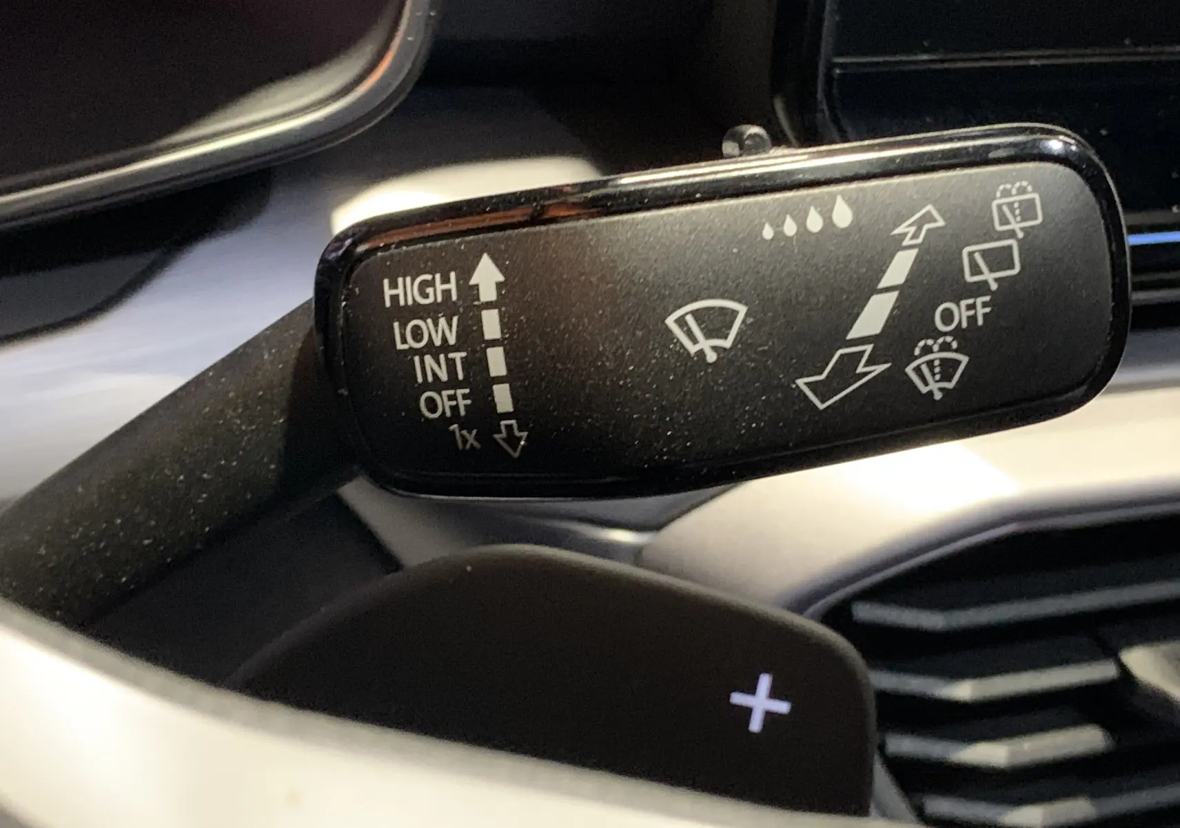 Le levier de commande des essuie-glaces dans l'habitacle d'une SEAT Leon gris 2020 E-HYBRID 204 FR DSG6.