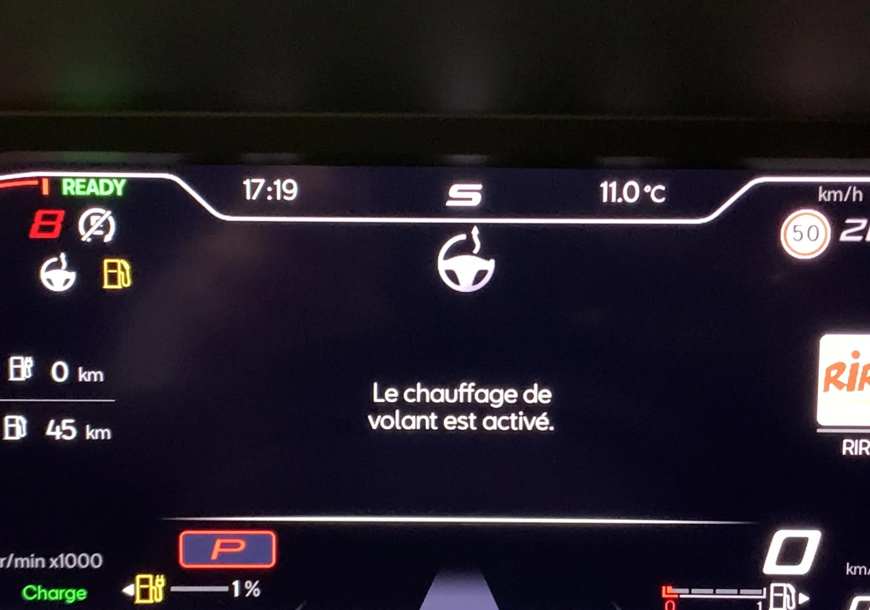 Affichage numérique du tableau de bord de la SEAT LEON E-HYBRID 204 FR DSG6, indiquant le chauffage du volant activé.