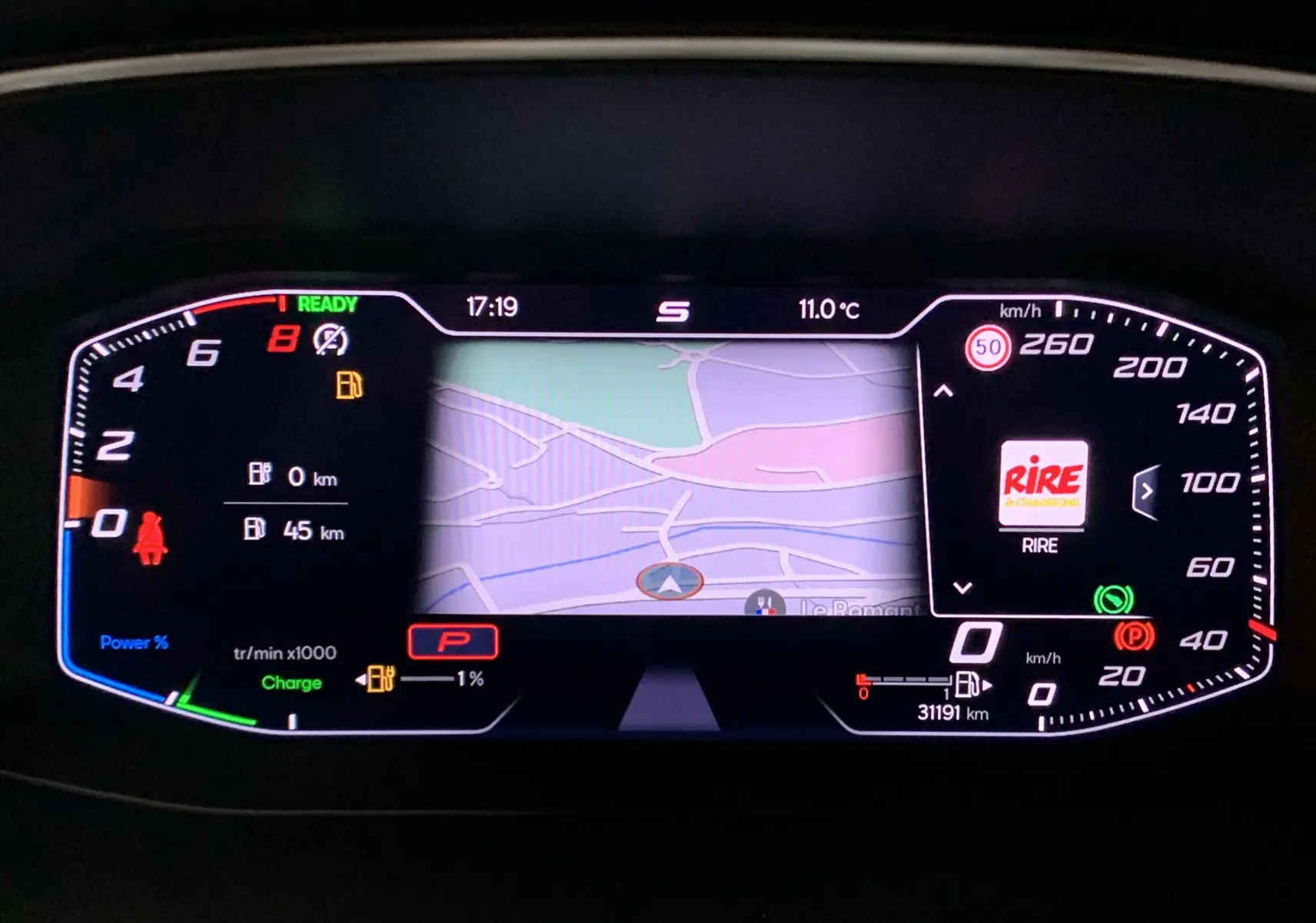 Tableau de bord numérique du SEAT Leon E-HYBRID 2020 affichant la navigation, vitesse et indicateurs hybrides.