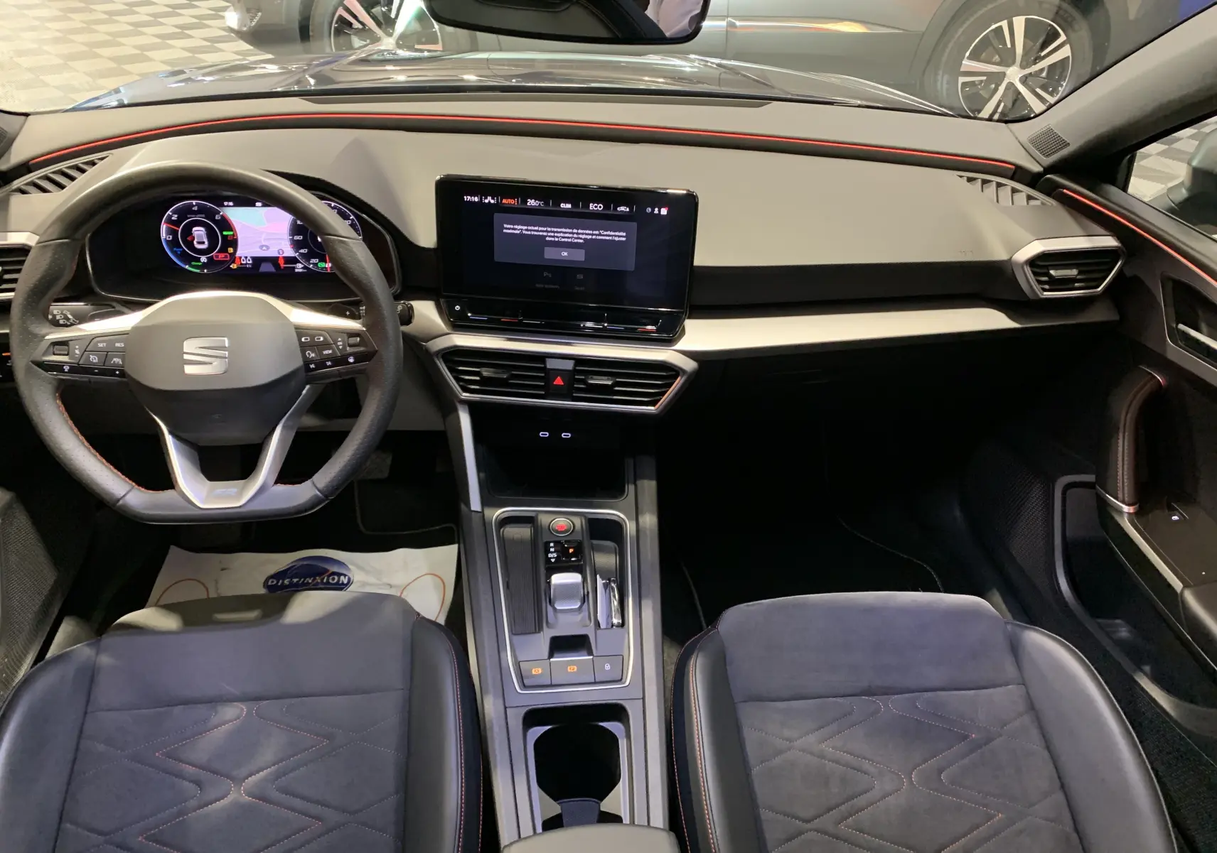 Intérieur de la SEAT LEON E-HYBRID 204 FR DSG6 2020, vue avant centrée sur le tableau de bord et volant multifonction noir.