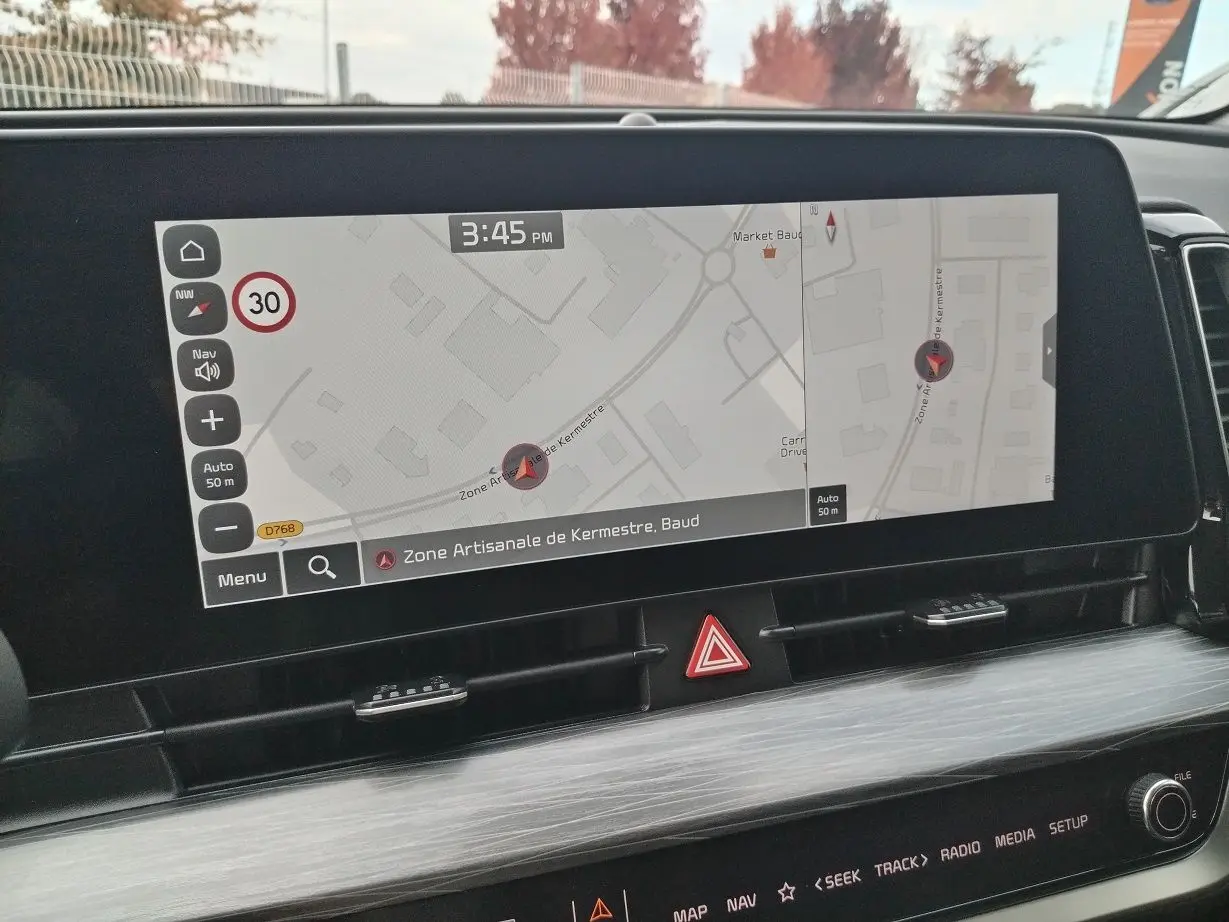 Écran tactile central du Kia Sportage 2025 affichant la navigation GPS avec carte et informations de trajet.