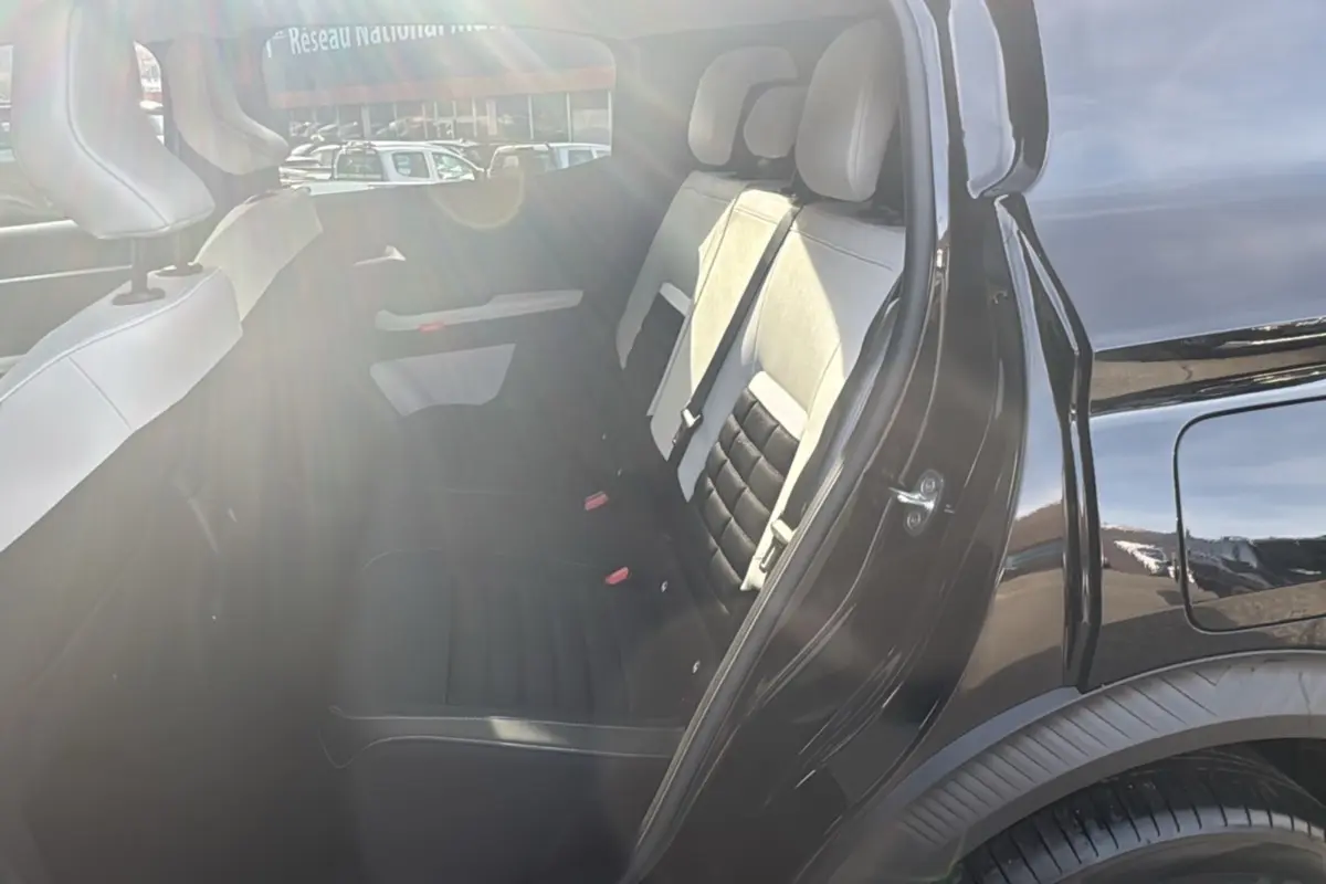 Vue intérieure côté droit sur la banquette arrière en tissu noir et gris du Citroën C3 Aircross noir perla nera 2025.