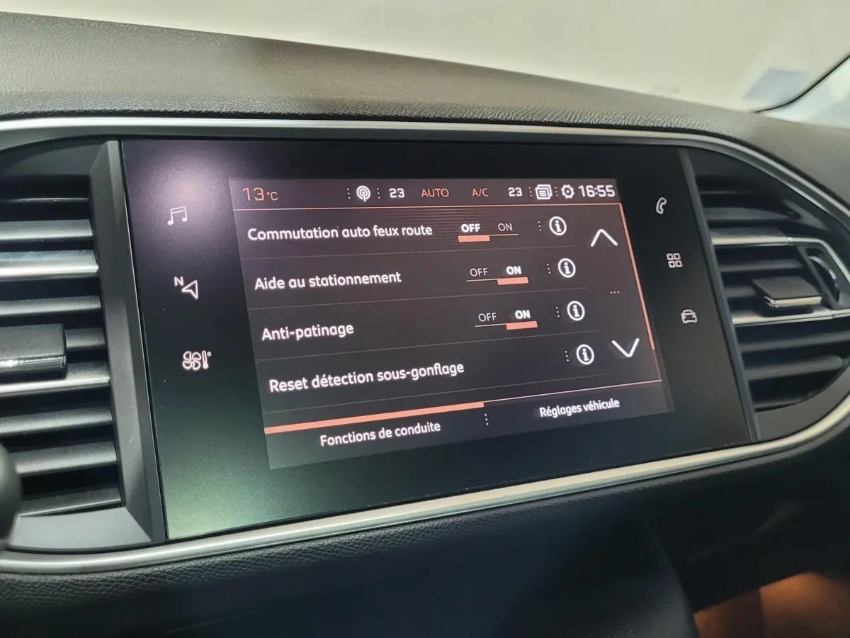 Écran tactile central affichant les réglages d'aide à la conduite dans l'habitacle d'une Peugeot 308 gris foncé.
