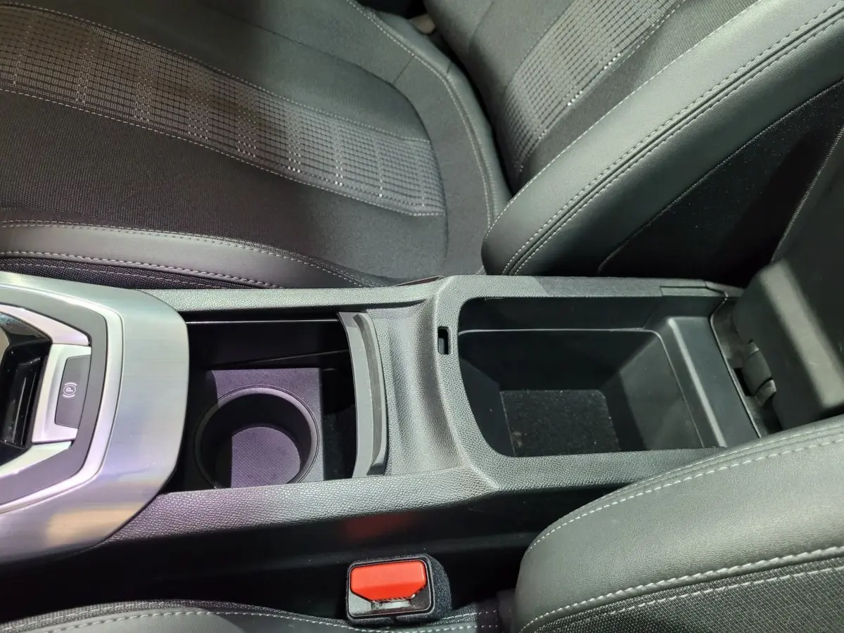 Gros plan sur la console centrale et accoudoir en cuir gris foncé de la Peugeot 308 BlueHDi 2020.