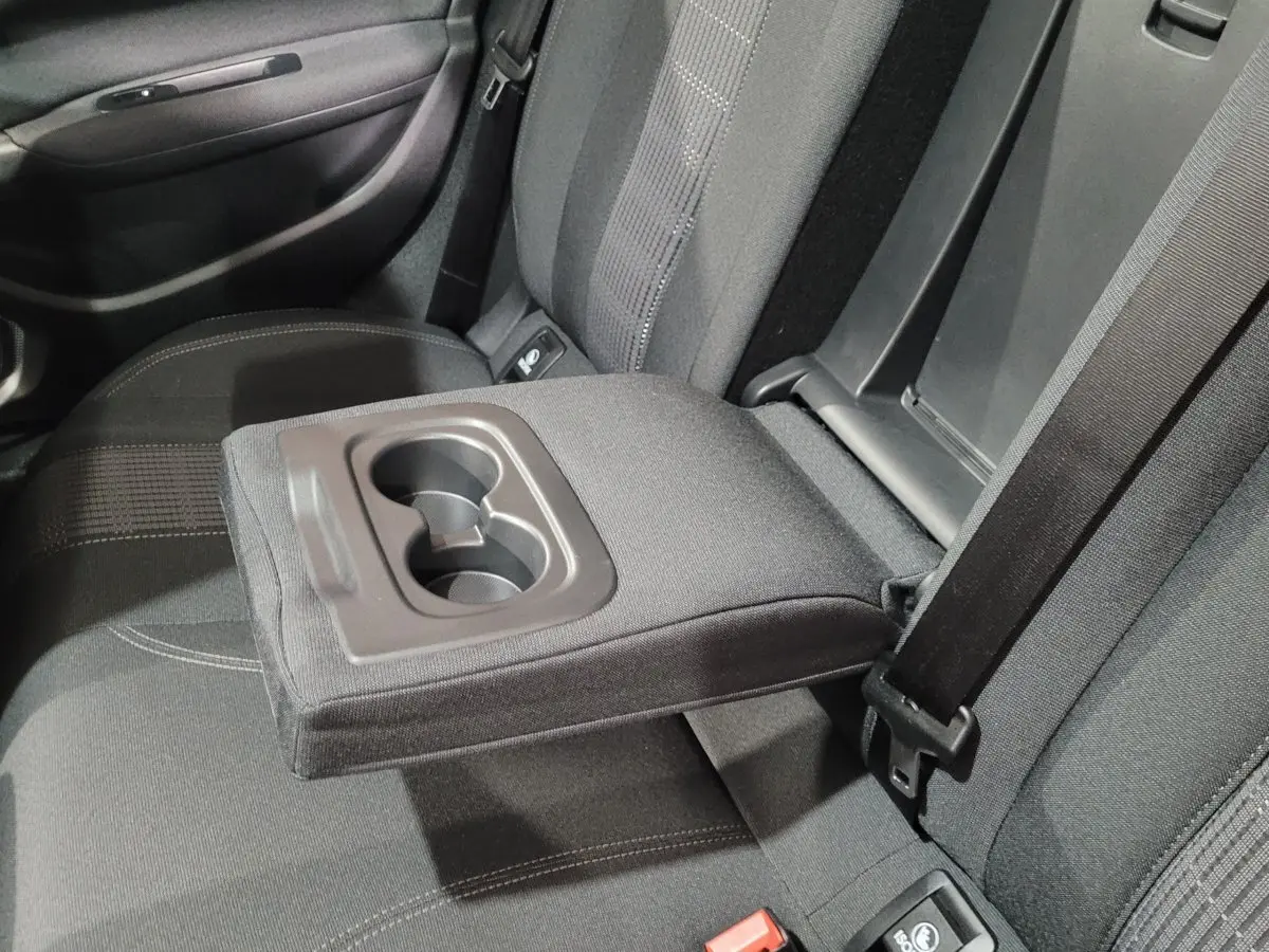 Accoudoir central arrière avec porte-gobelets sur banquette tissu gris foncé de Peugeot 308 2020.