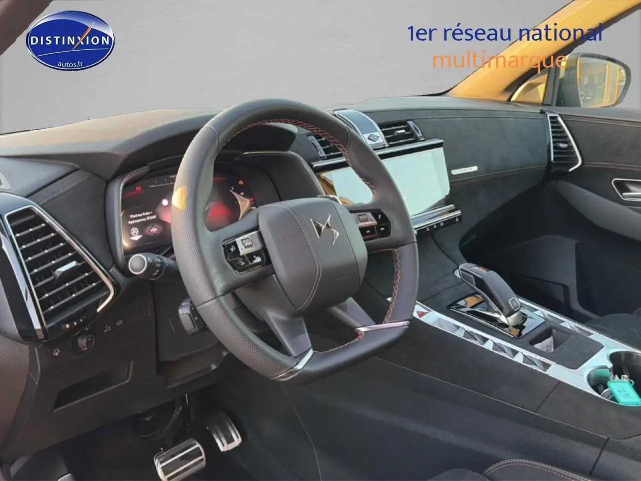 Vue intérieure côté conducteur du DS7 1.5 BlueHDi 130 noir, avec volant cuir, écran tactile et console centrale chromée.