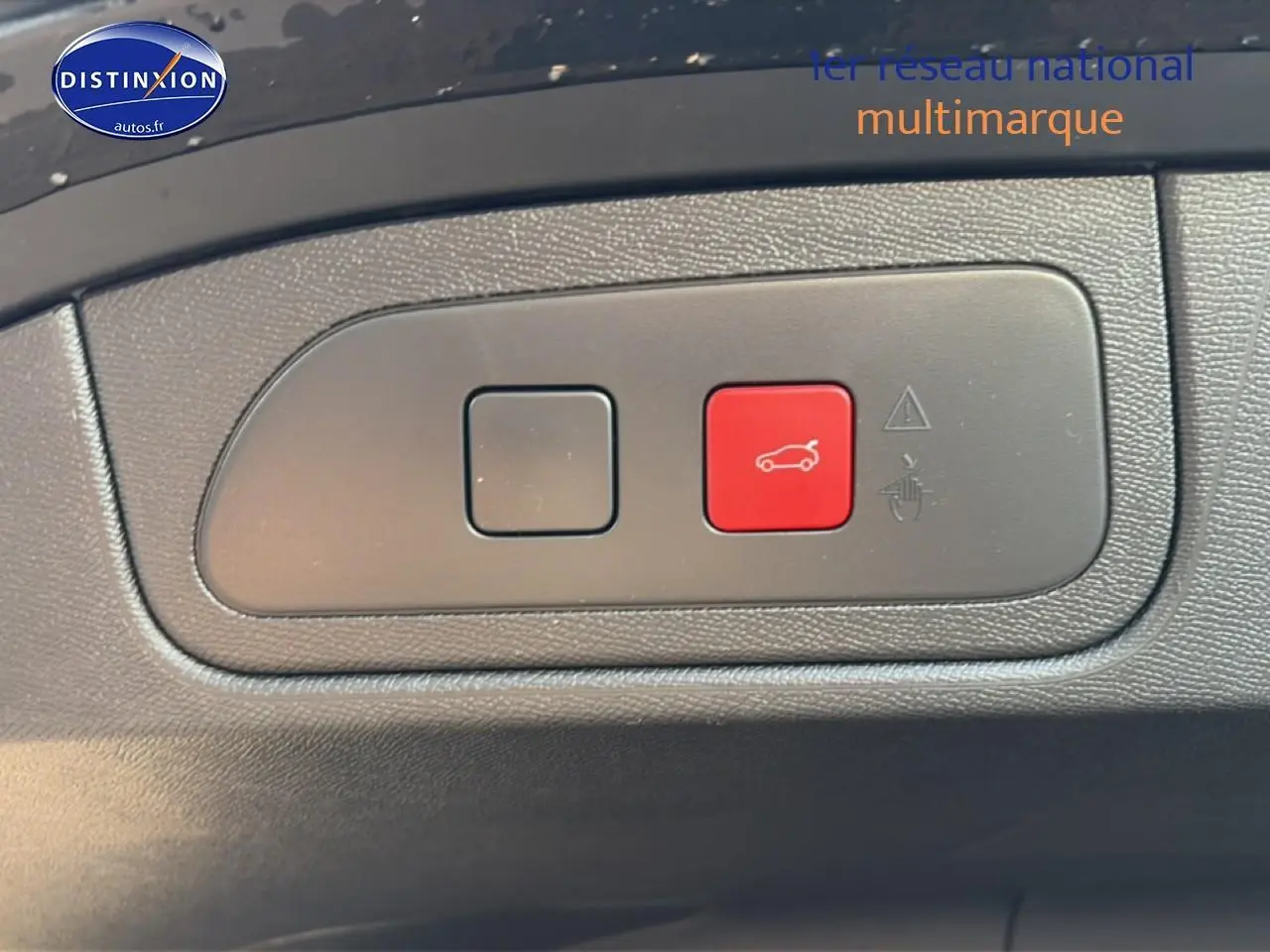 Boutons de commande du hayon électrique sur panneau intérieur d'une DS7 noire, vue rapprochée.