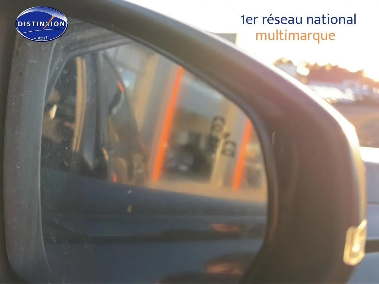 Rétroviseur extérieur côté gauche du DS7 noir 2026 avec indication d'angle mort visible dans le miroir.