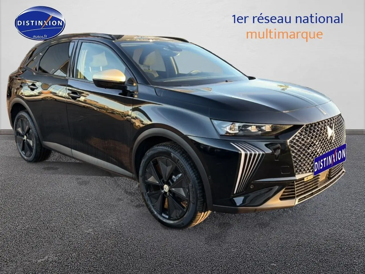 DS7 1.5 BlueHDi 130 noir en 3/4 avant droit, avec calandre distinctive et jantes noires brillantes.