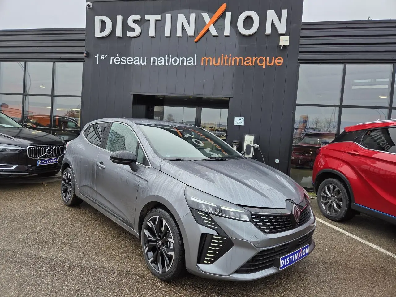 Renault Clio V gris schiste métal vue 3/4 avant droit avec jantes alliage noires et détails chromés.