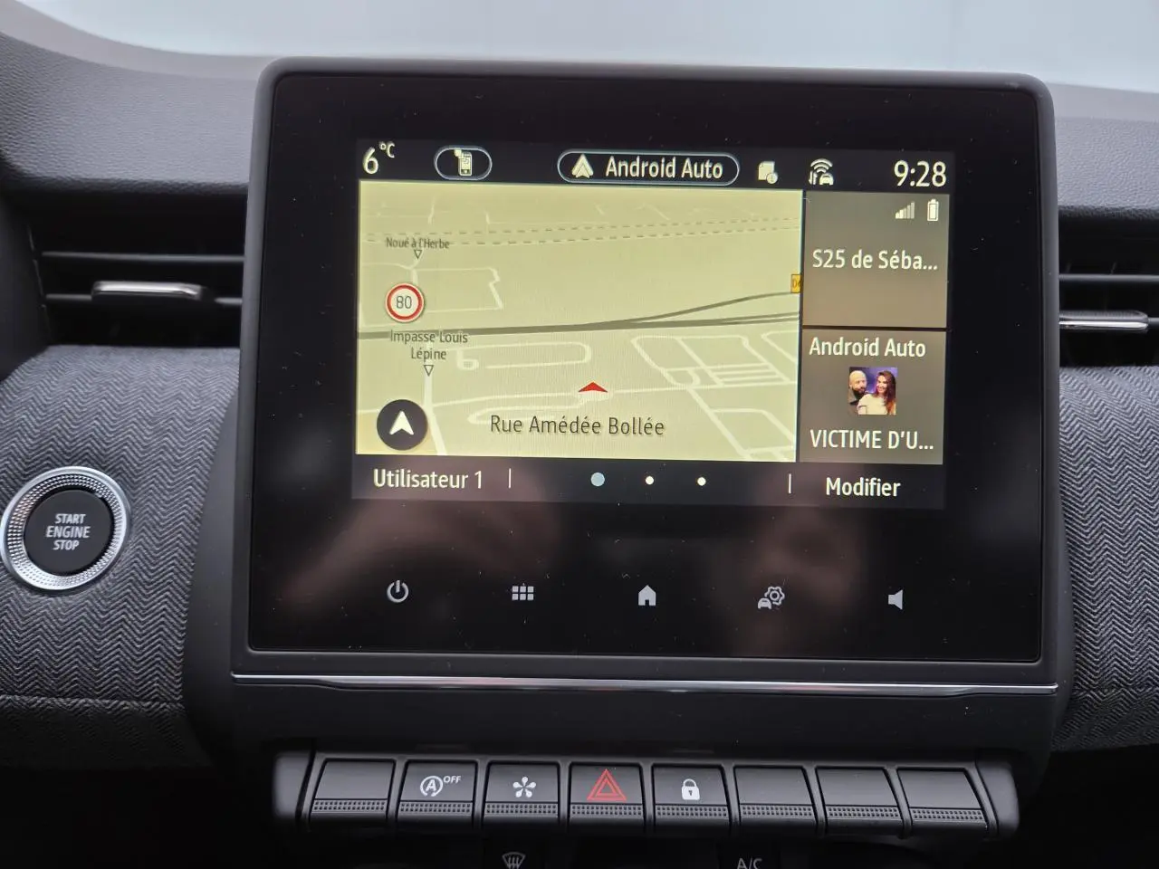 Écran tactile central de la Renault Clio 2025 affichant la navigation Android Auto, entouré de commandes noires et tableau de bord gris.