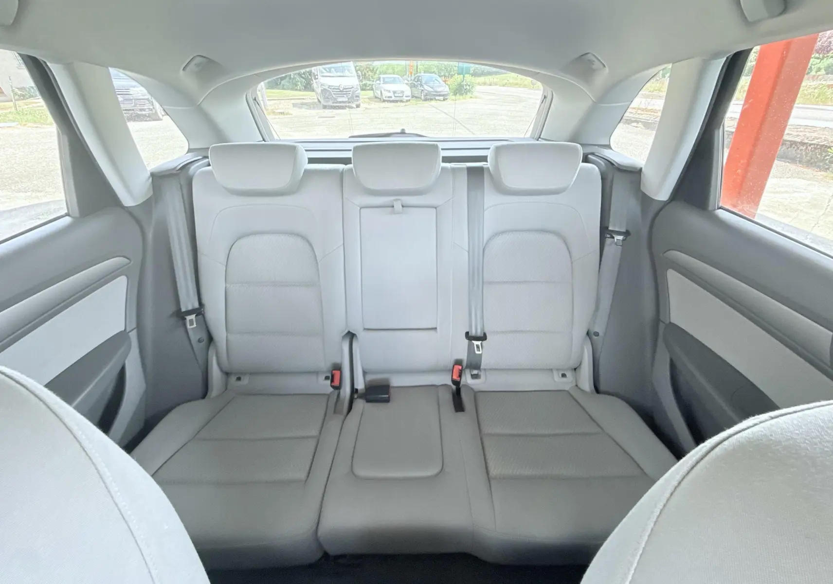 Vue intérieure arrière montrant les sièges arrière gris clair de l'Audi Q5 2014, avec appuie-têtes et ceintures visibles.