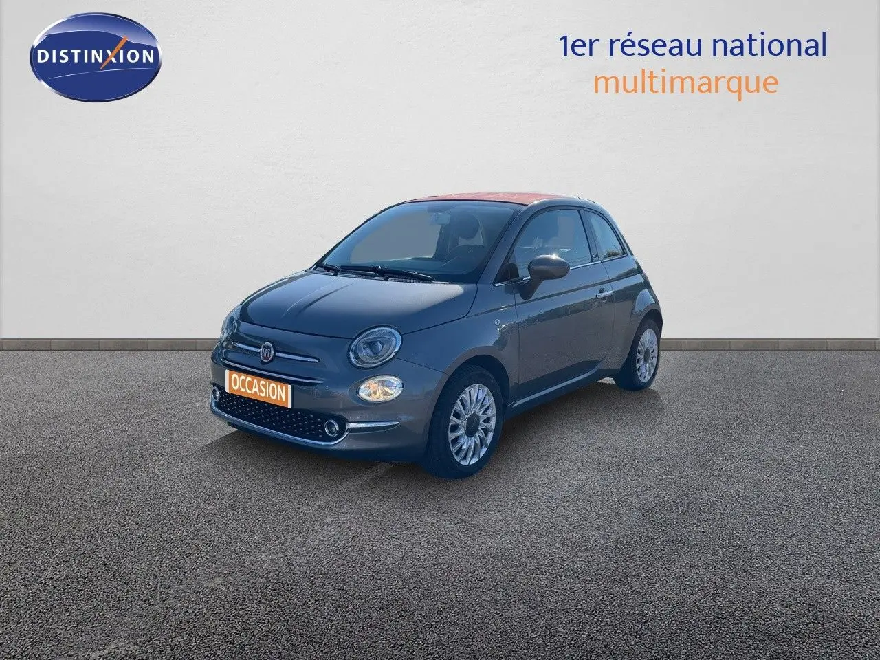 Fiat 500C 2019 gris Electroclash vue 3/4 avant droit avec toit rouge et jantes argentées.