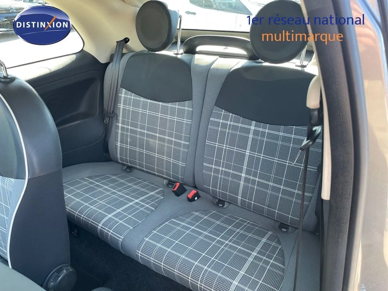 Vue intérieure sur les sièges arrière gris à motif tartan de la Fiat 500C 2019, porte ouverte côté droit.