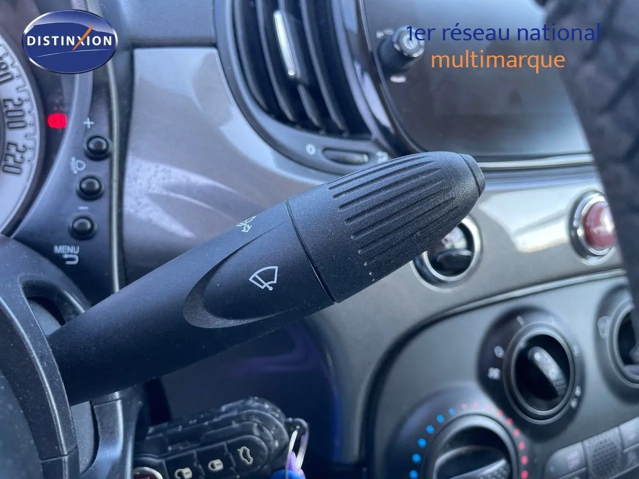 Gros plan sur la commande d’essuie-glace dans l’habitacle gris métallisé de la Fiat 500C 2019.