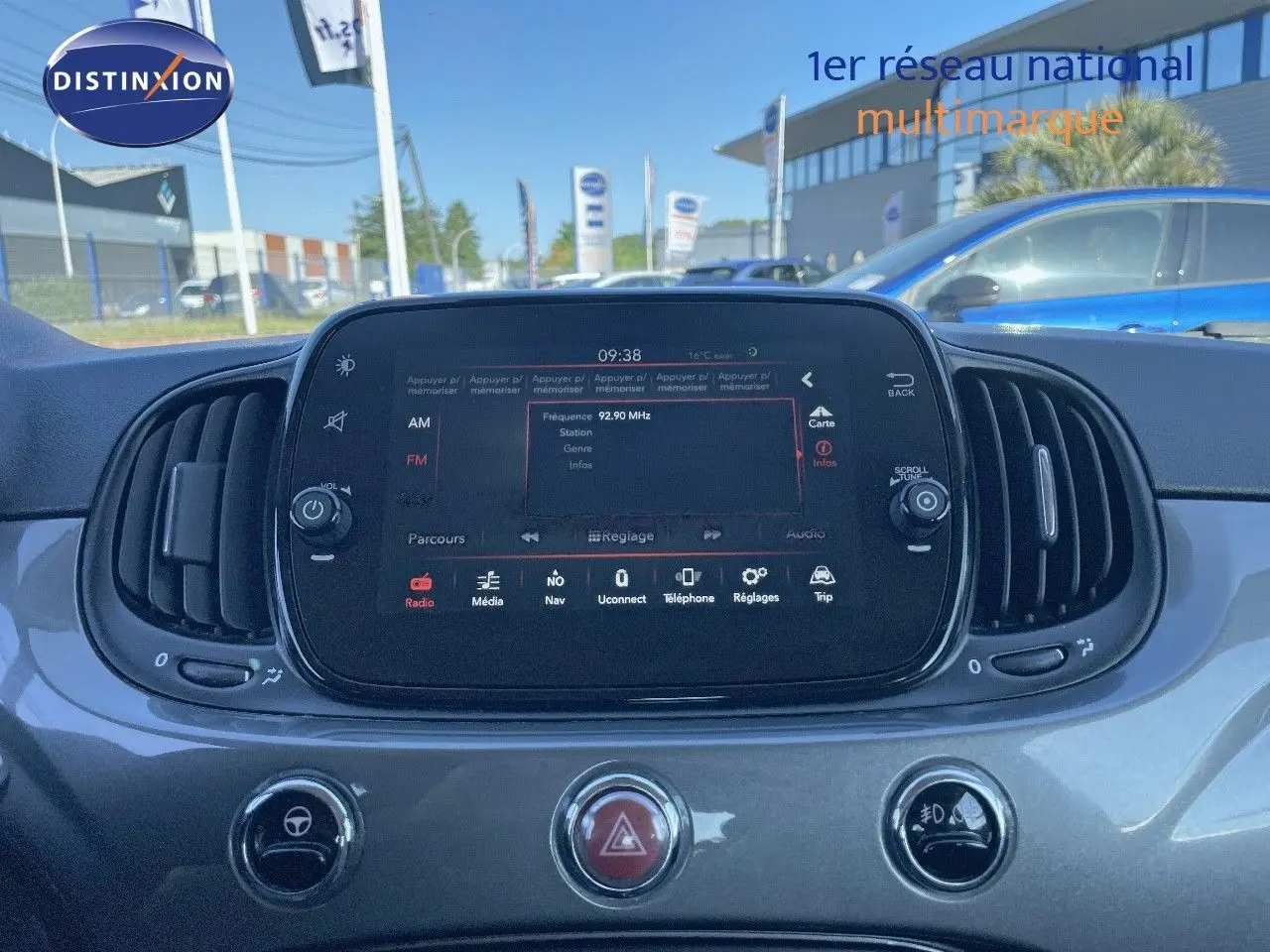 Tableau de bord de Fiat 500C gris électroclash, vue frontale centrée sur l'écran tactile multimédia et commandes.