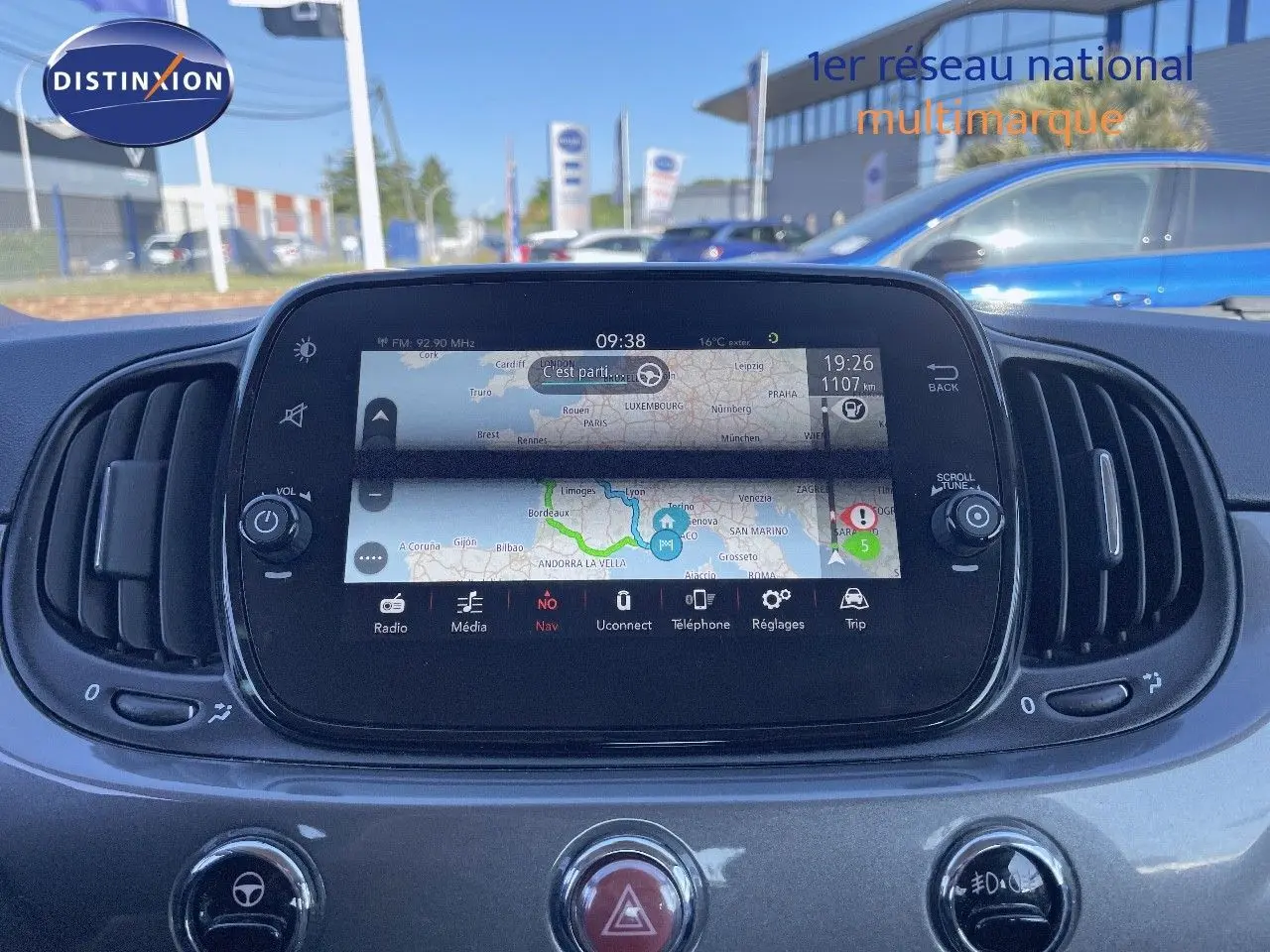 Tableau de bord de la FIAT 500C gris électroclash, vue frontale centrée sur l'écran tactile GPS allumé.