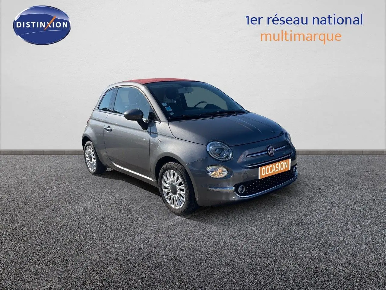Fiat 500C gris métallisé vue 3/4 avant droit avec toit rouge et jantes alliage sur fond neutre.