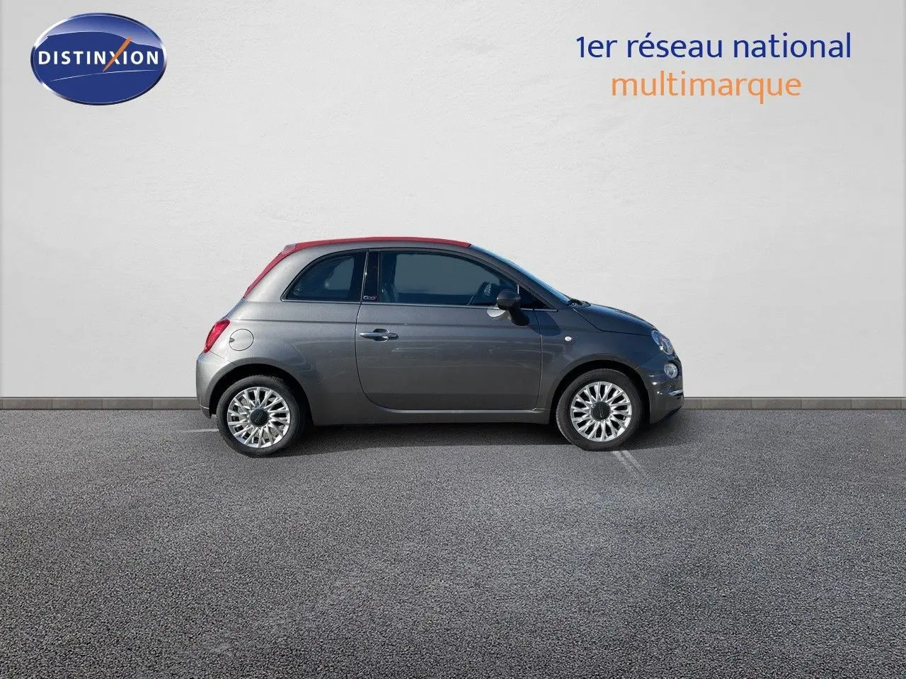 Profil côté gauche d'une Fiat 500C 2019 gris électroclash avec toit rouge, en version 1.2 69CH Lounge essence.