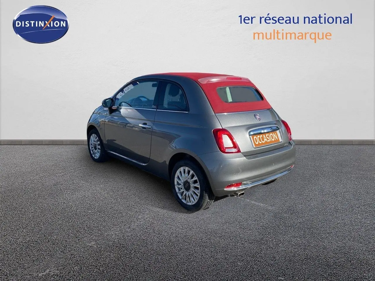 Fiat 500C 2019 gris électroclash vue 3/4 arrière droit avec toit rouge et jantes alliage 15 pouces.