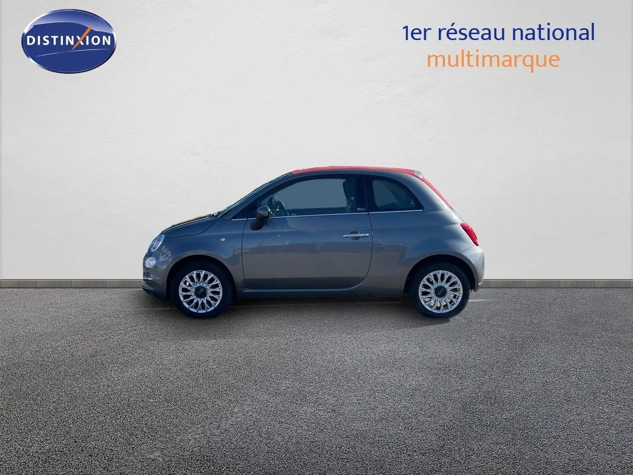 Profil droit d'une FIAT 500C grise électroclash avec toit rouge, sur fond neutre extérieur.
