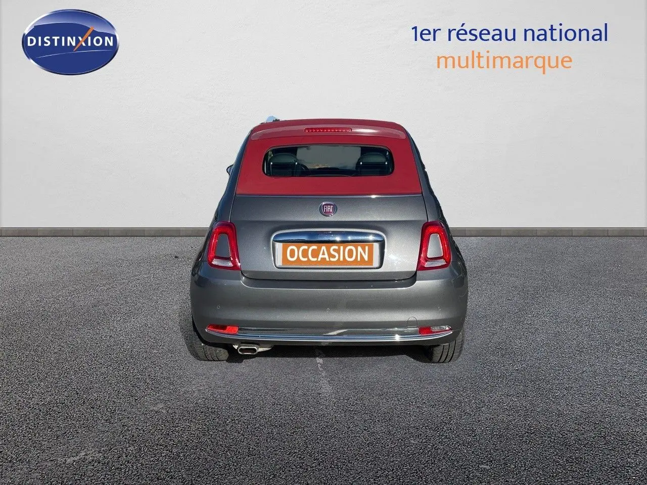Vue arrière d'une Fiat 500C grise électroclash avec toit rouge, affichant une plaque "OCCASION" sur fond neutre.