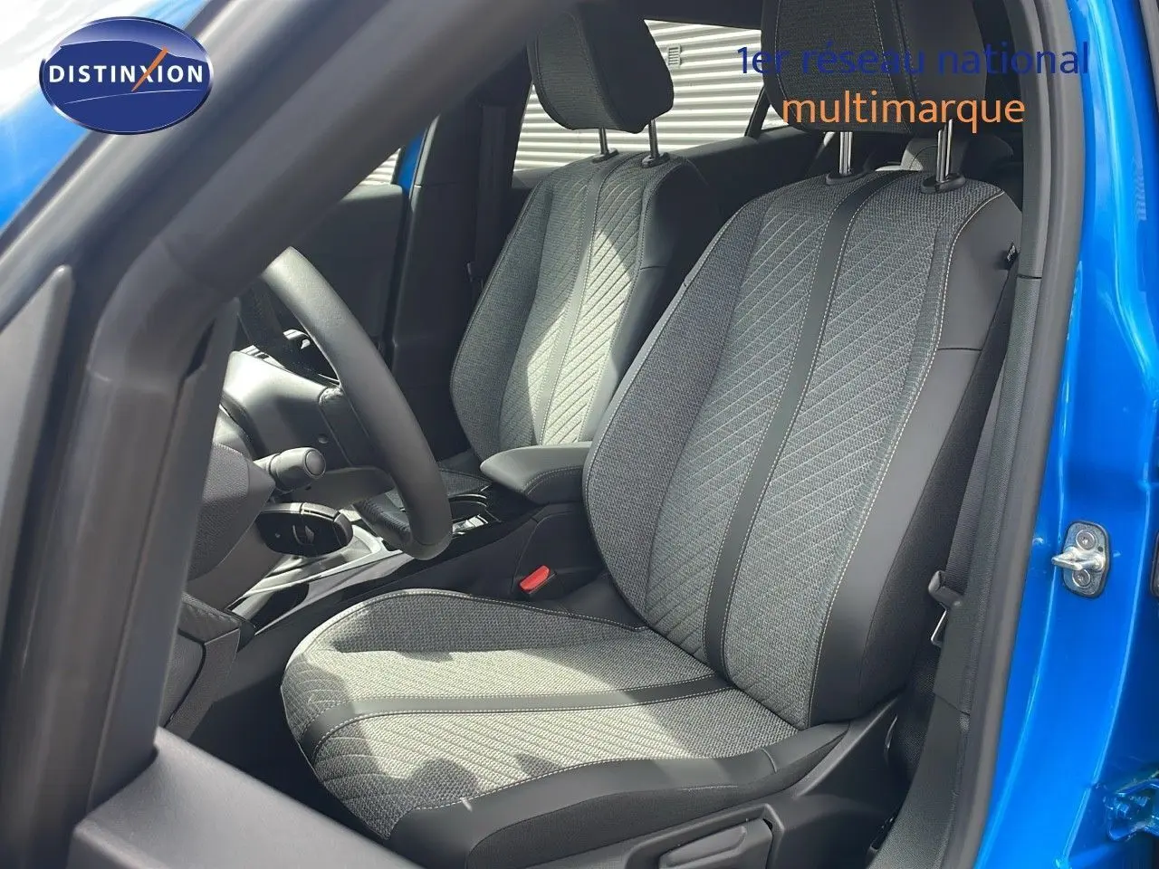 Intérieur de la Peugeot 2008 2024 bleu Vertigo, vue côté conducteur sur les sièges tissu et cuir noir.
