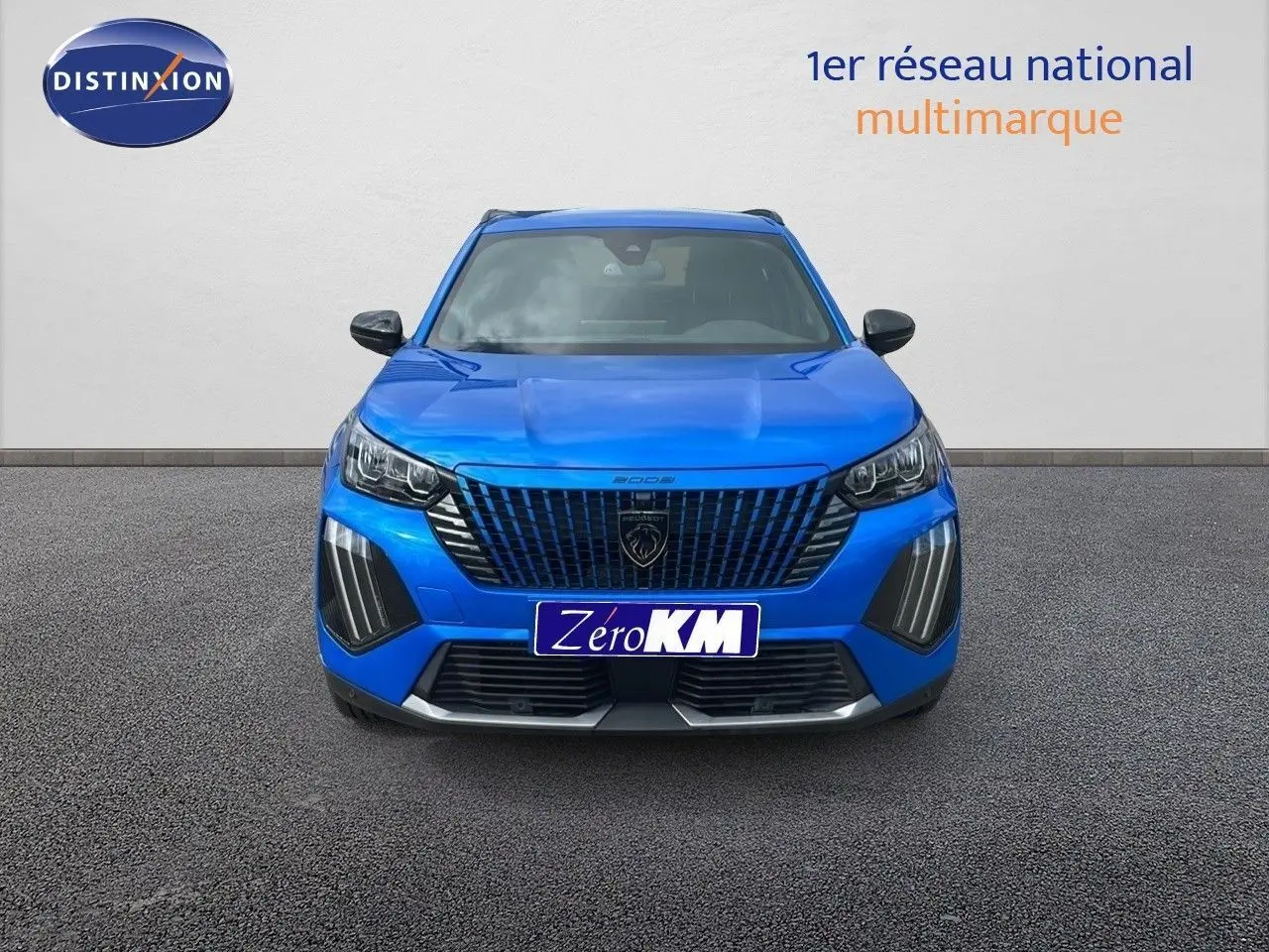 Vue frontale d'un Peugeot 2008 bleu Vertigo Metal avec calandre noire et feux LED distinctifs.