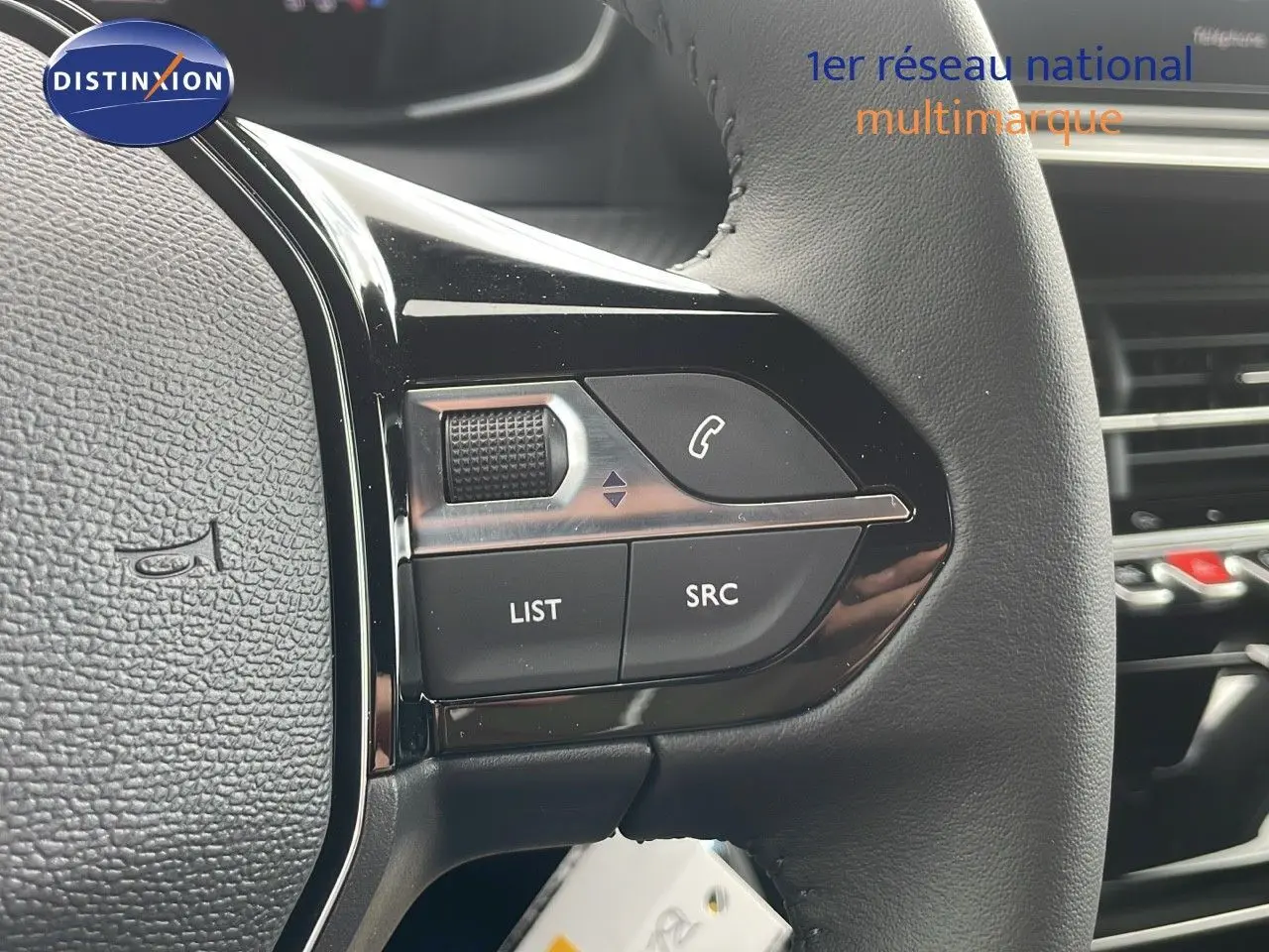 Gros plan sur les commandes gauche du volant du Peugeot 2008 2024, avec boutons de téléphone et de liste.
