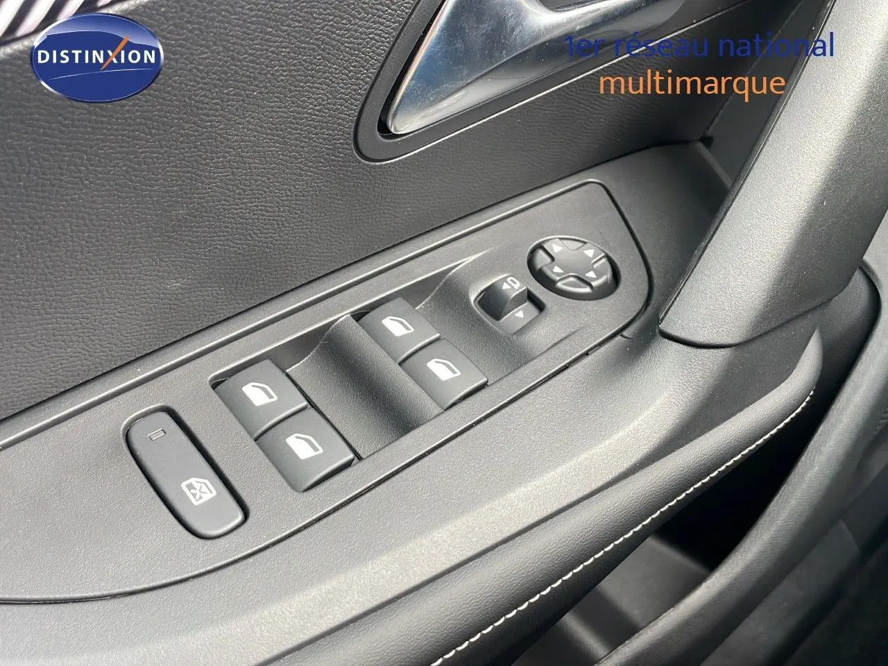 Gros plan sur les commandes des vitres électriques et rétroviseurs côté conducteur d'une Peugeot 2008 2024.