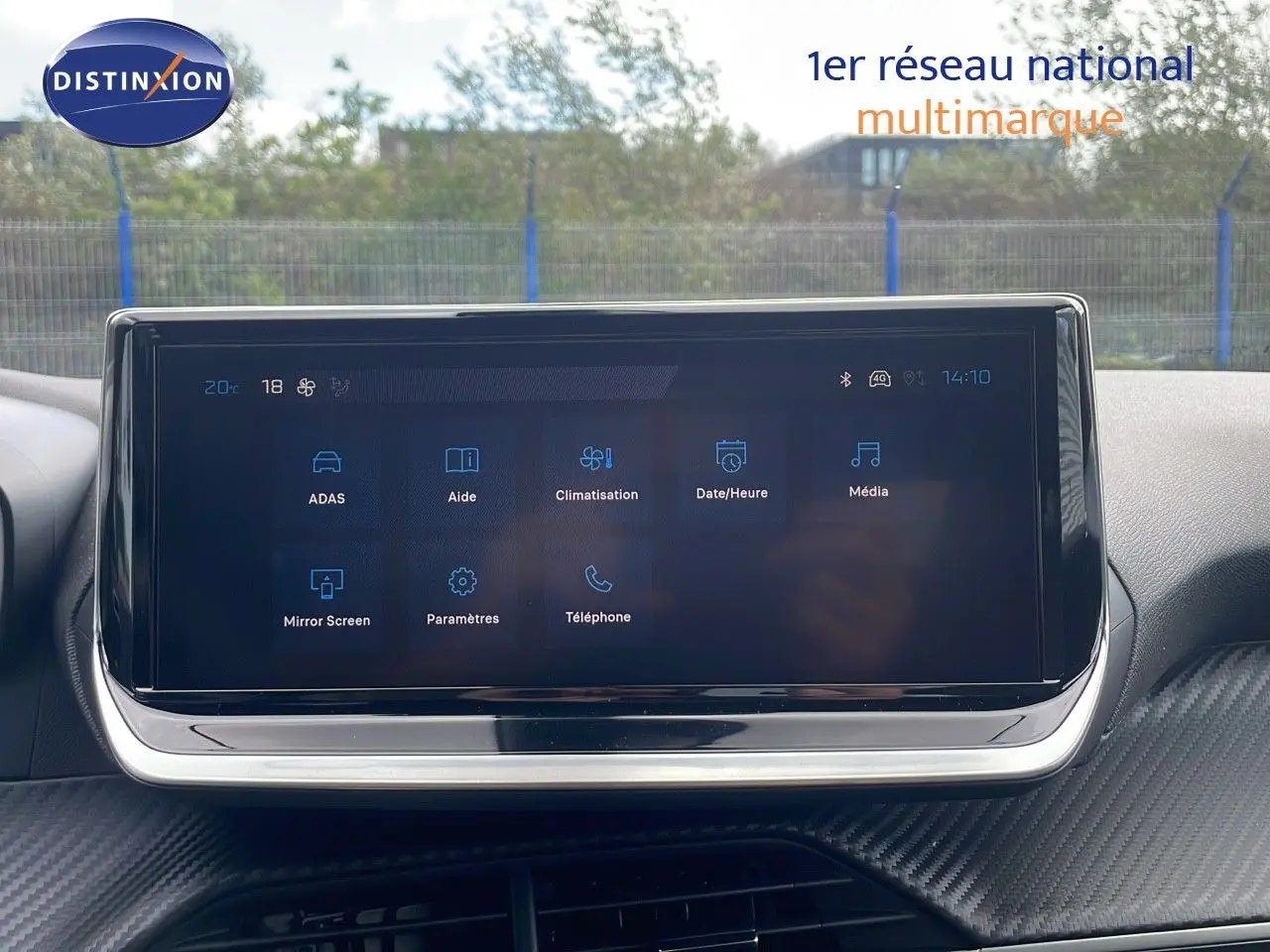 Écran tactile central affichant les menus de climatisation et multimédia dans l'habitacle d'une Peugeot 2008 2024.