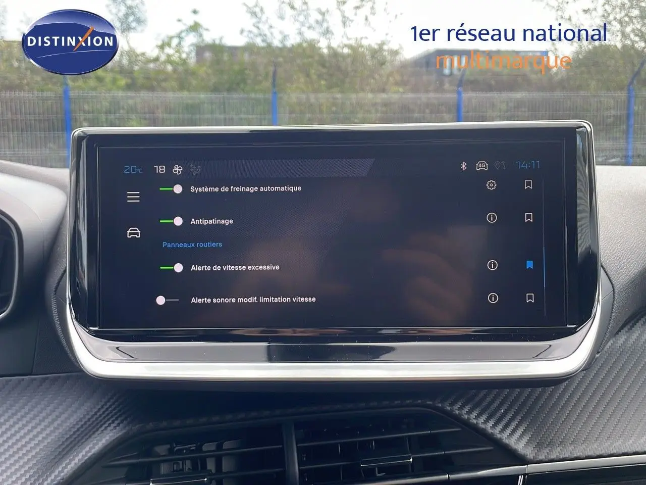 Écran tactile central du tableau de bord du Peugeot 2008 2024 affichant les aides à la conduite activées.