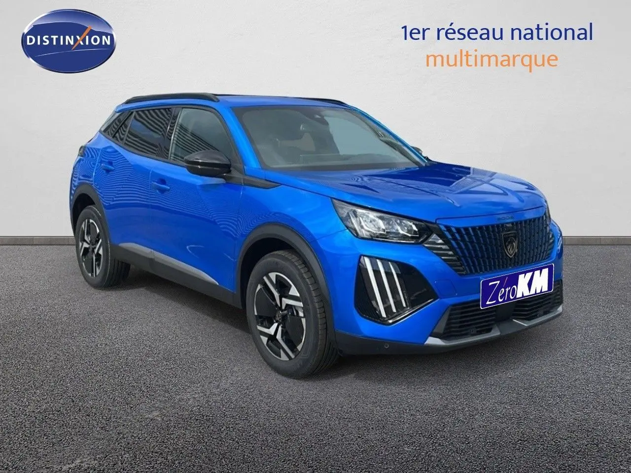 Peugeot 2008 bleu Vertigo métal en 3/4 avant droit, avec calandre noire et jantes bi-ton distinctives.