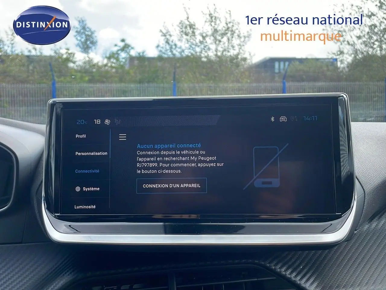 Vue intérieure du tableau de bord du Peugeot 2008 2024 avec écran tactile central affichant la connexion Bluetooth inactive.