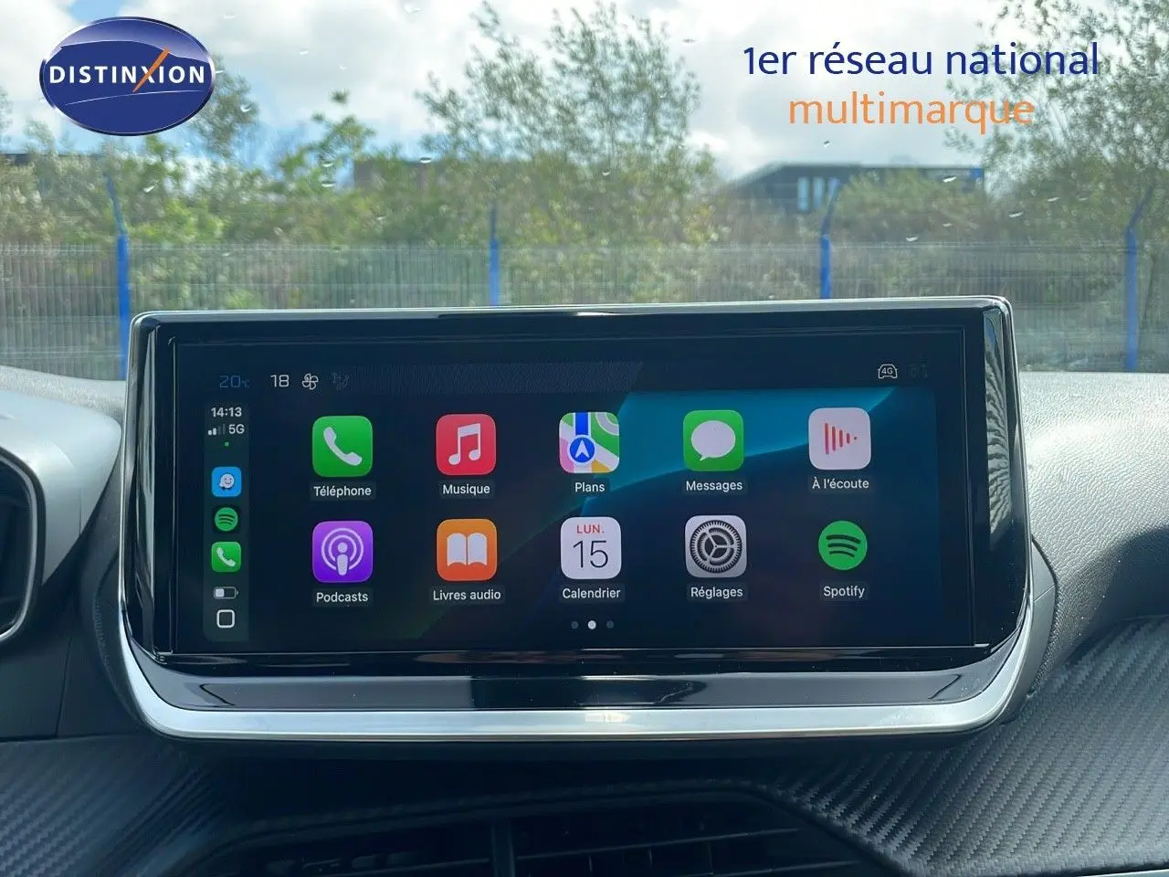 Tablette tactile centrale affichant des applications connectées dans l'habitacle d'une Peugeot 2008 2024.