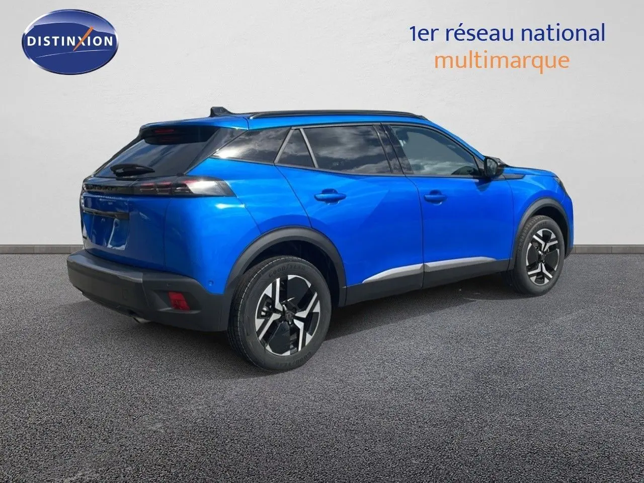 Peugeot 2008 bleu Vertigo Metal en vue 3/4 arrière droit, soulignant ses lignes modernes et ses jantes bi-ton.