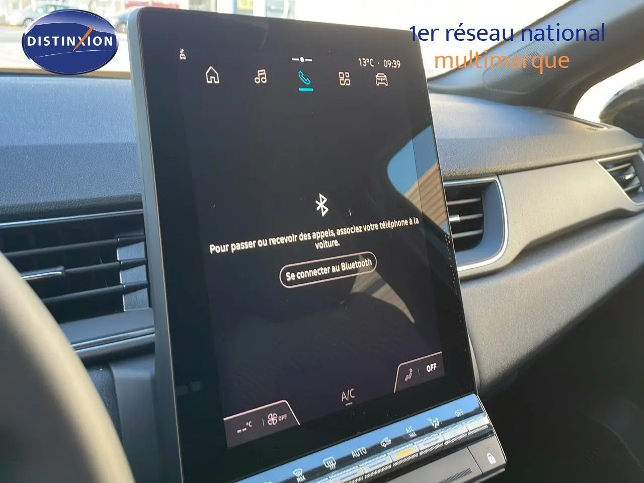 Écran tactile central affichant la connexion Bluetooth dans l'habitacle du Renault Captur bleu Iron Metal toit noir.