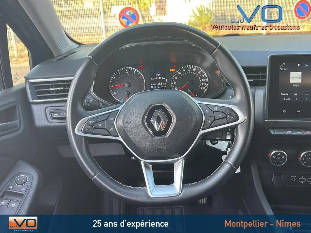 Vue intérieure centrée sur le volant de la Renault Clio V TCe 90 Equilibre 2023, avec tableau de bord et écran tactile.