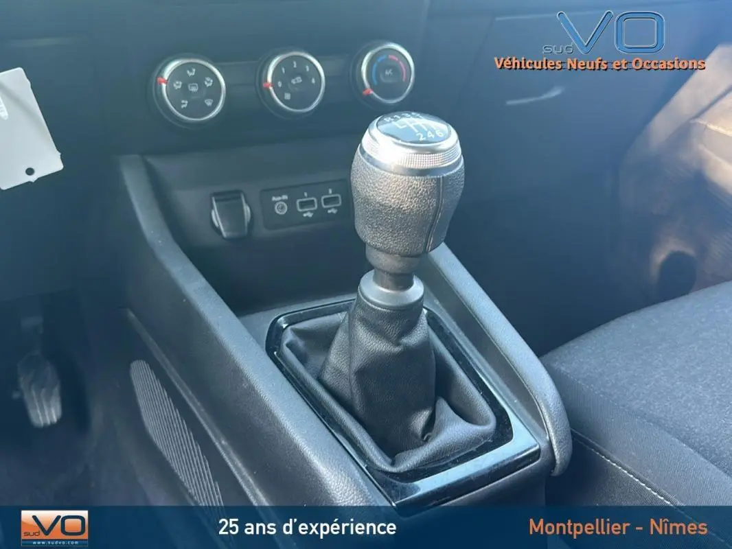 Le levier de vitesses manuel de la Renault Clio V TCe 90 Equilibre 2023 en gros plan, intérieur noir.