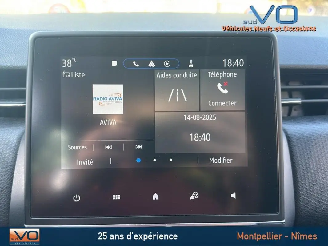 Écran tactile central de la Renault Clio V TCe 90 Equilibre 2023 affichant la radio et aides à la conduite.